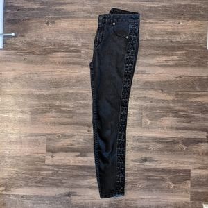 Black skinny jeans with detail on the pant seam
